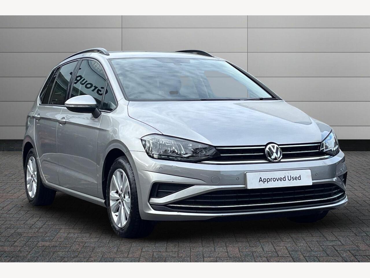 Main listing image - Volkswagen Golf SV