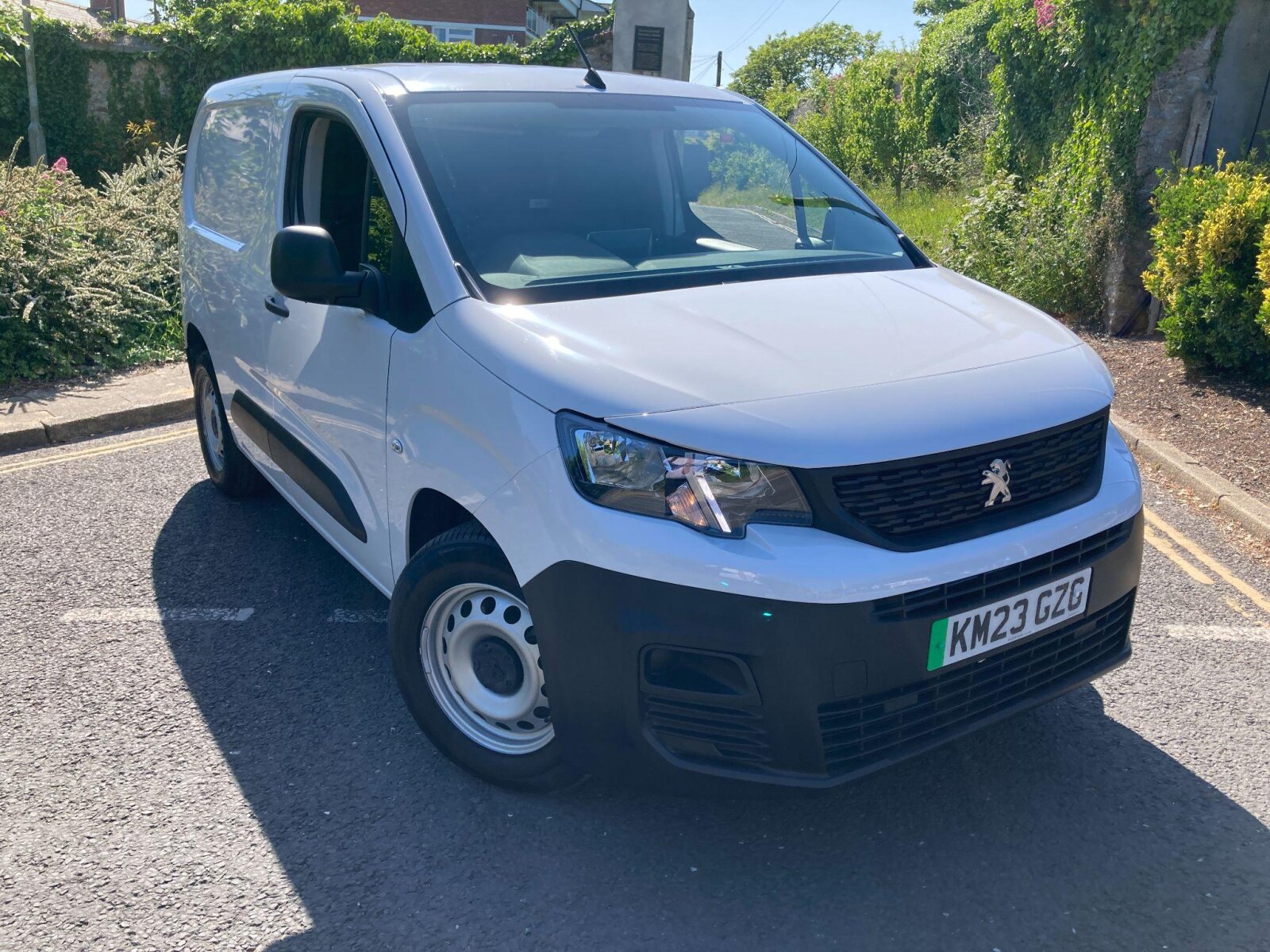 Main listing image - Peugeot e-Partner