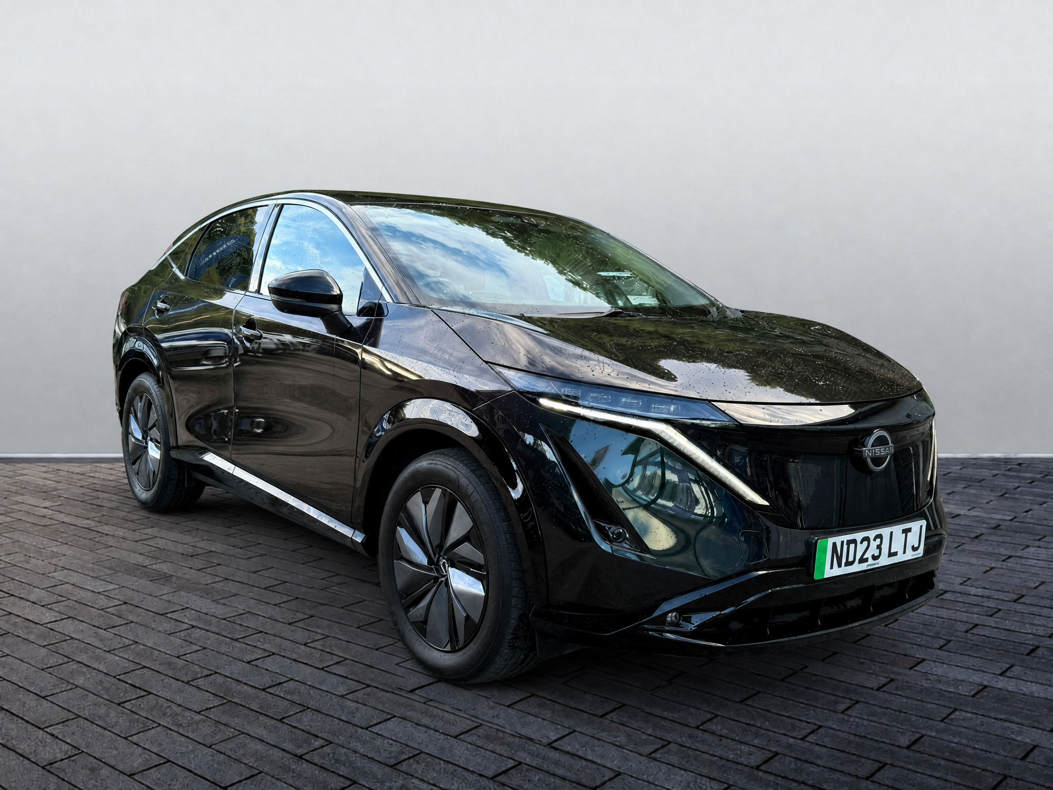 Main listing image - Nissan Ariya