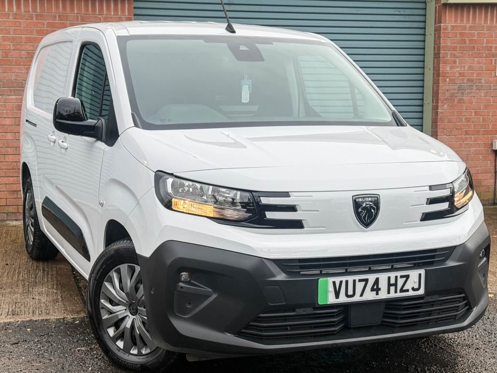 Main listing image - Peugeot e-Partner