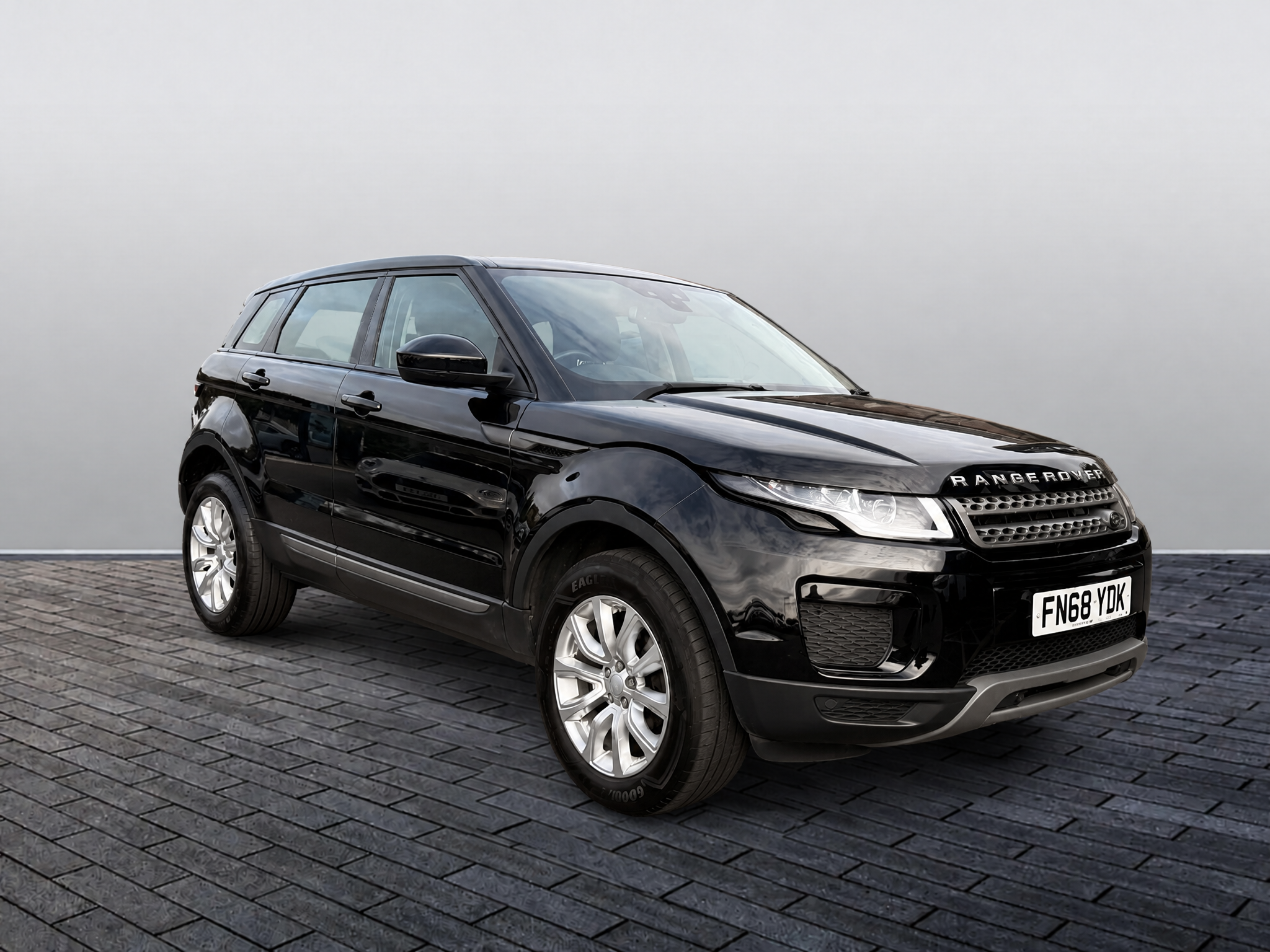 Main listing image - Land Rover Range Rover Evoque