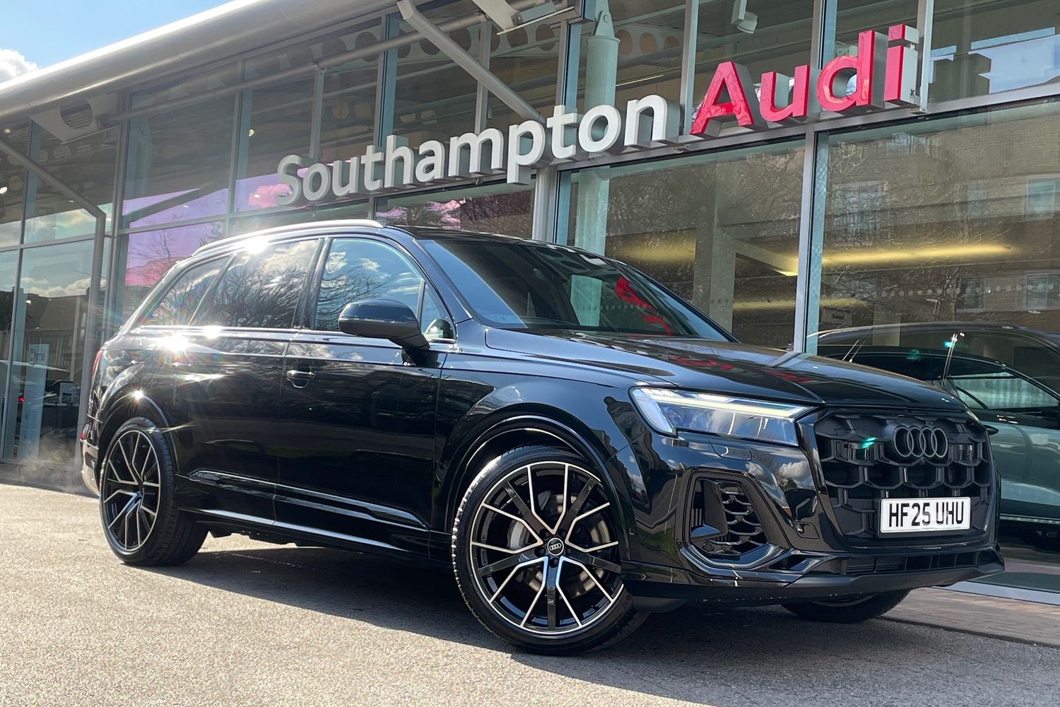 Main listing image - Audi Q7