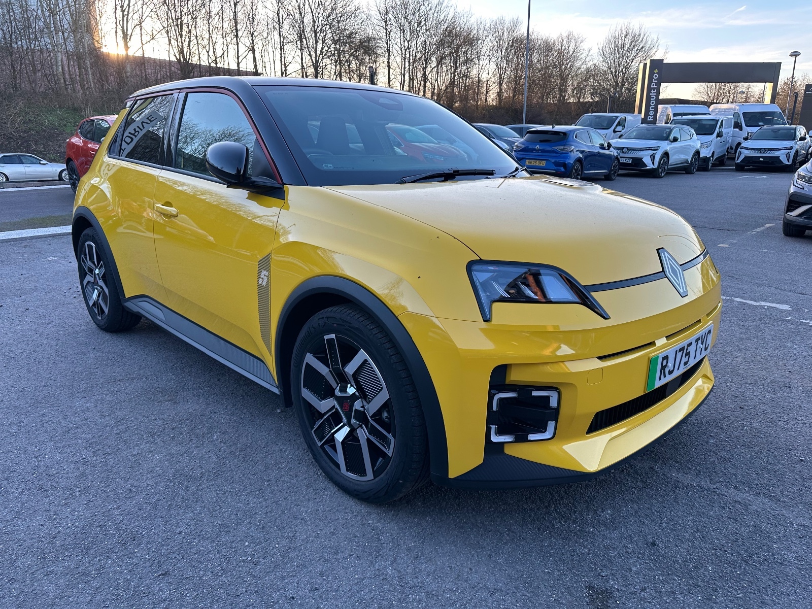 Main listing image - Renault 5