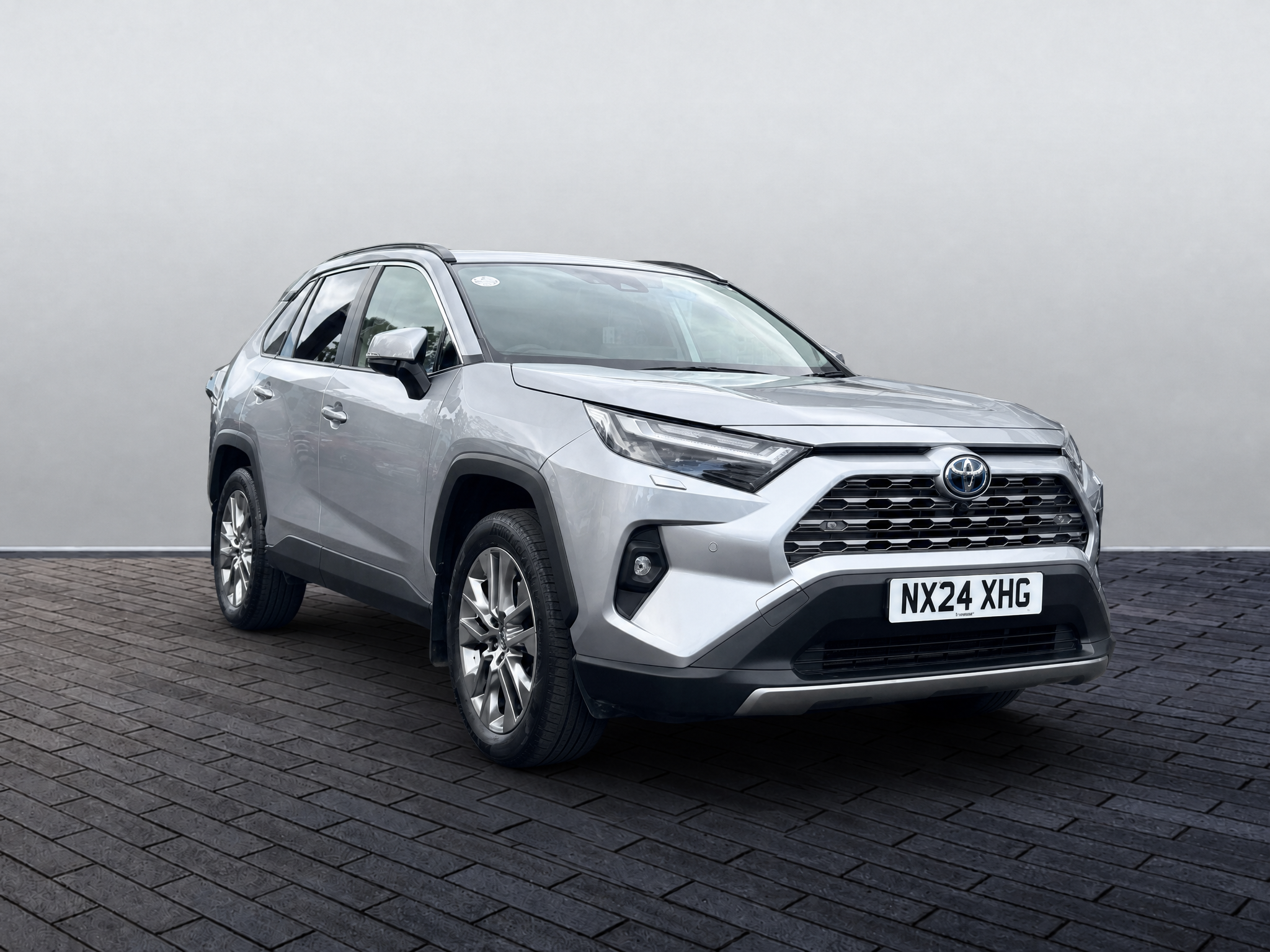 Main listing image - Toyota RAV4