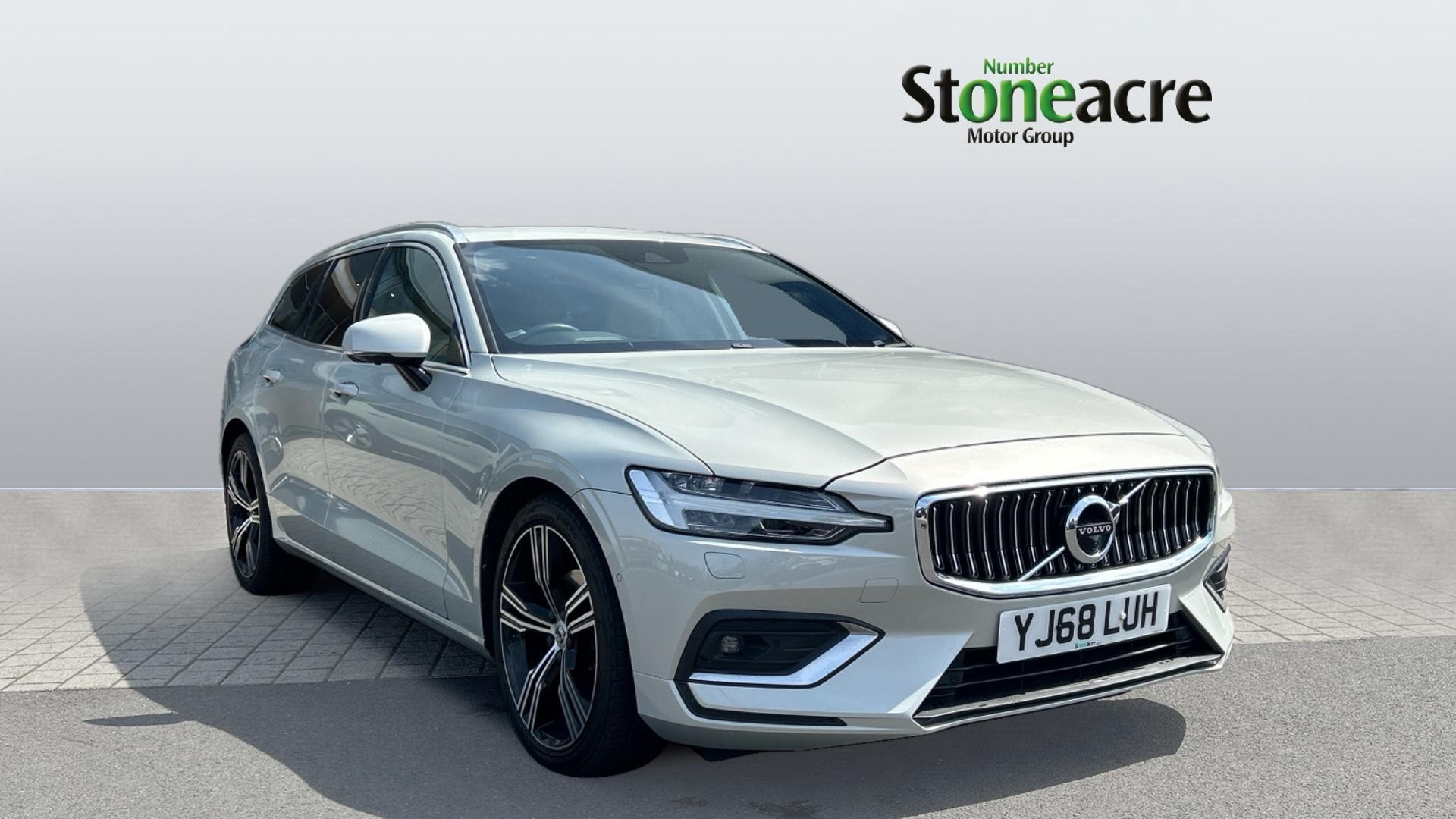 Main listing image - Volvo V60