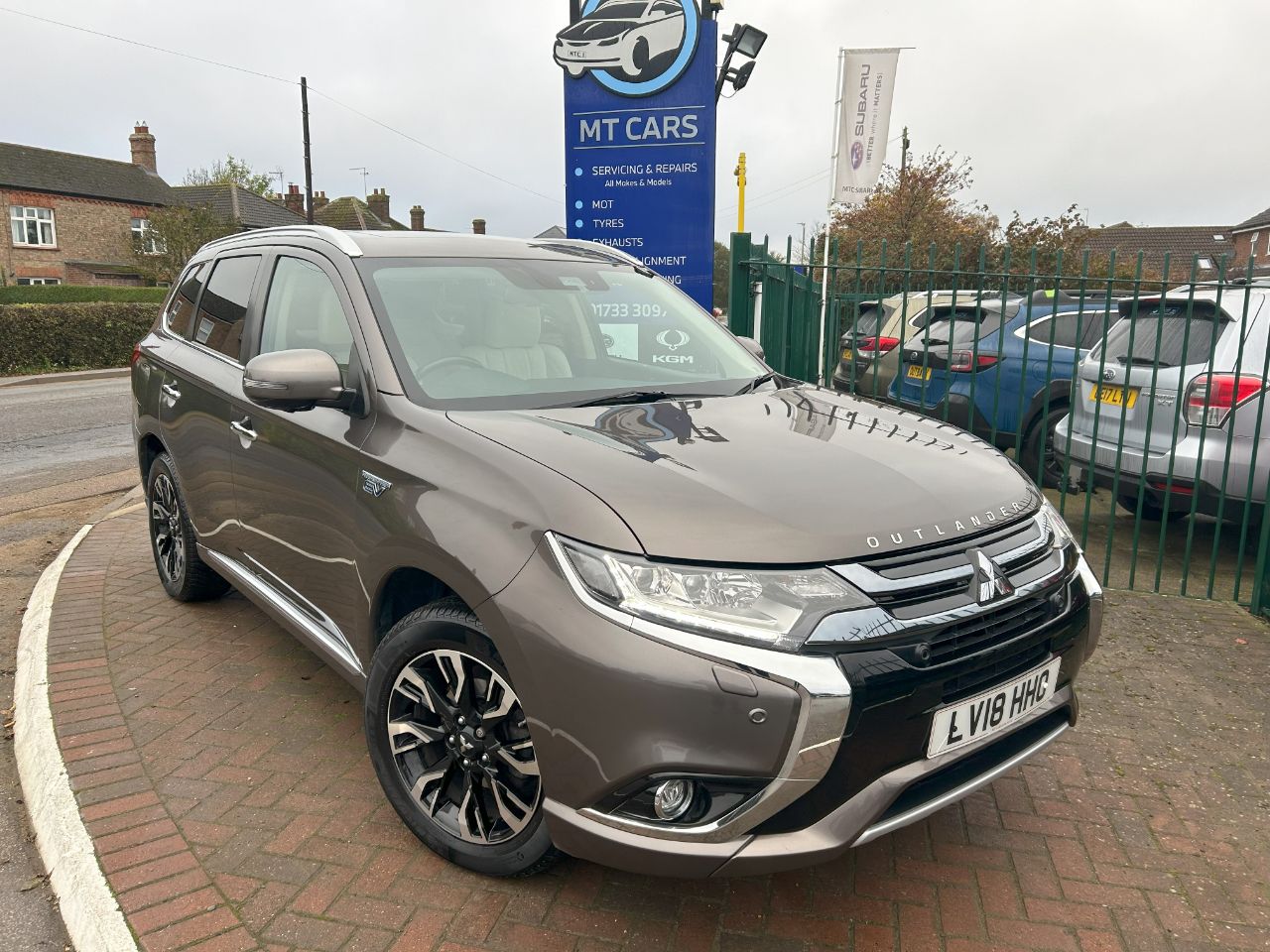 Main listing image - Mitsubishi Outlander