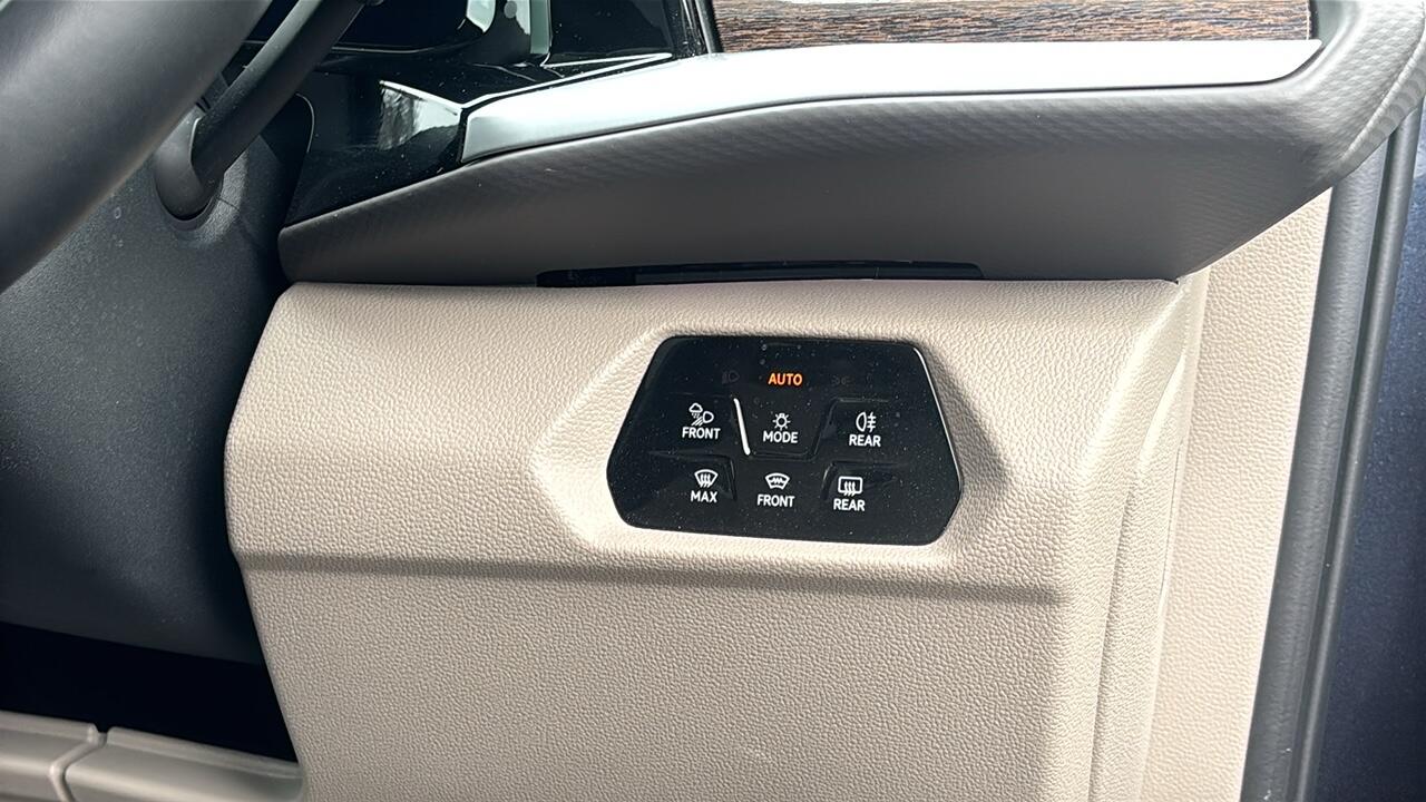 Main listing image - Volkswagen Multivan