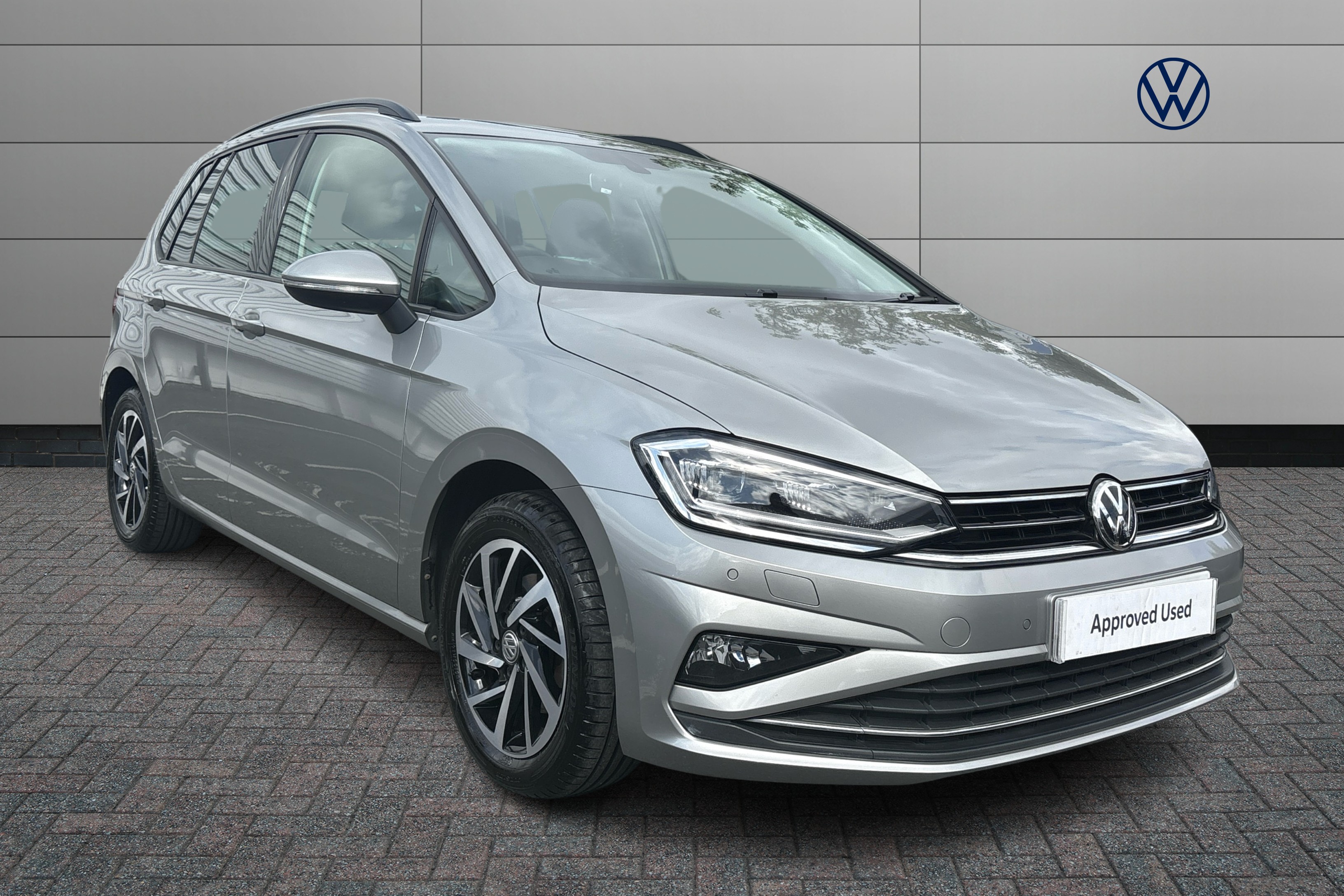 Main listing image - Volkswagen Golf SV