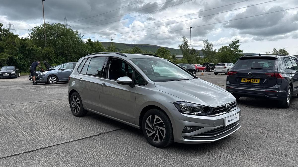 Main listing image - Volkswagen Golf SV