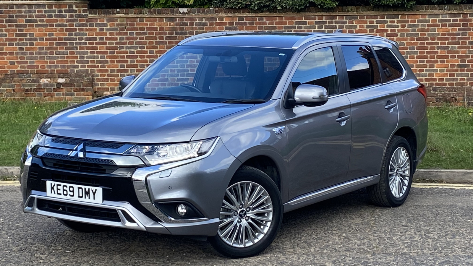 Main listing image - Mitsubishi Outlander