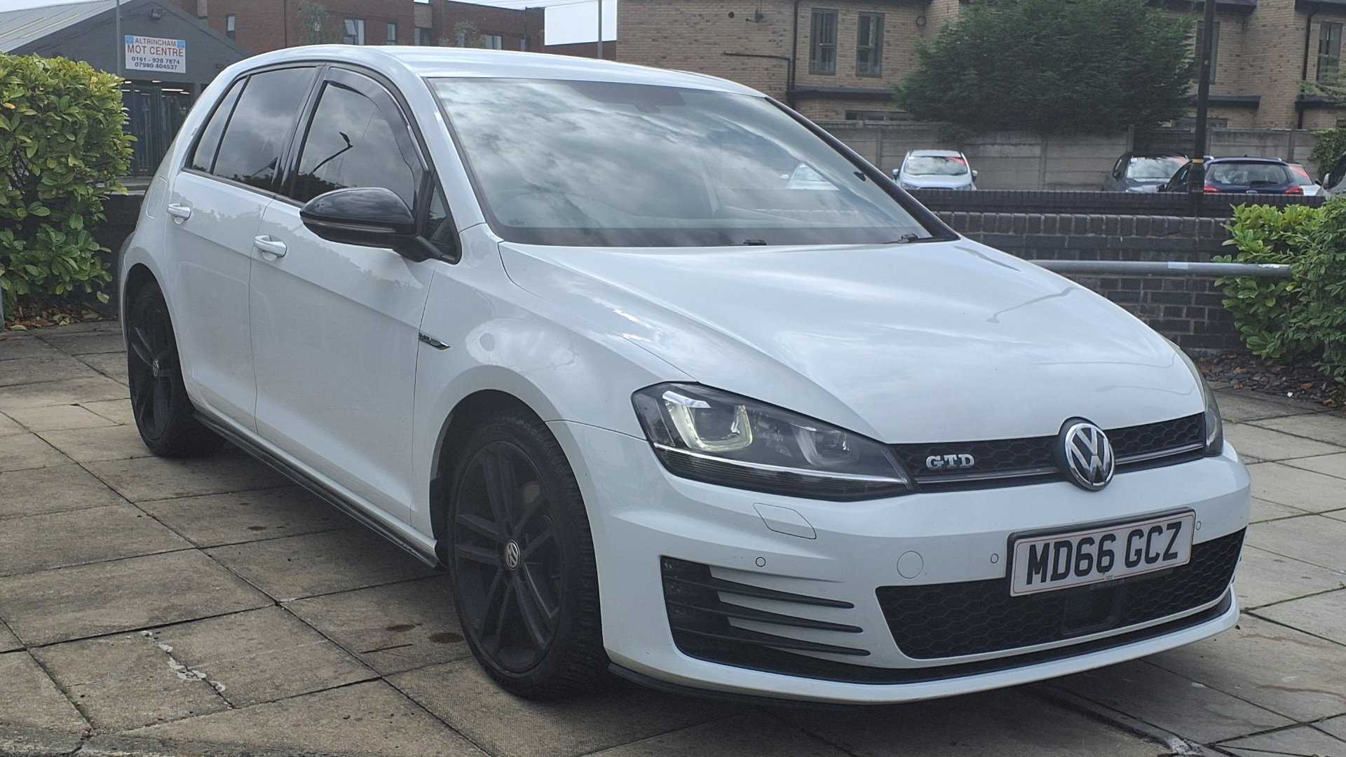 Main listing image - Volkswagen Golf