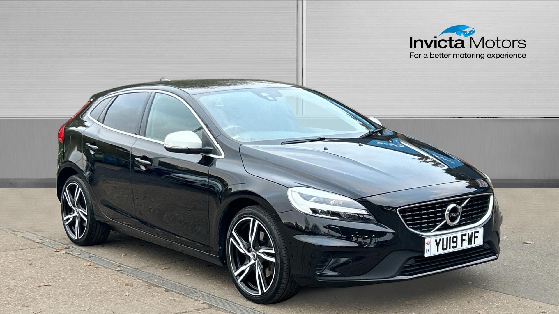 Main listing image - Volvo V40