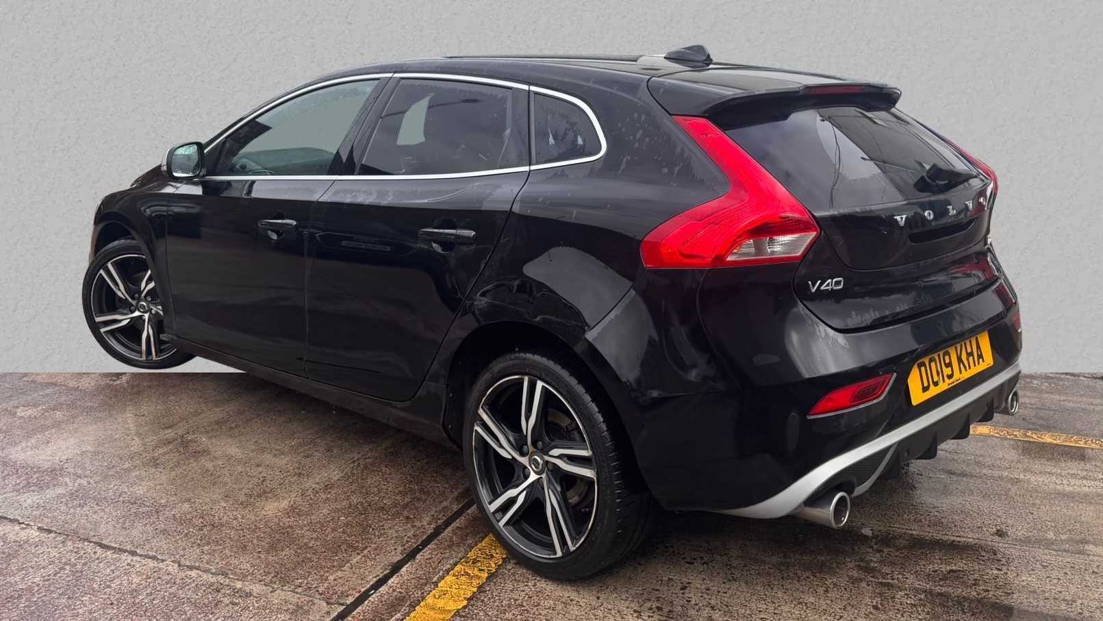 Main listing image - Volvo V40