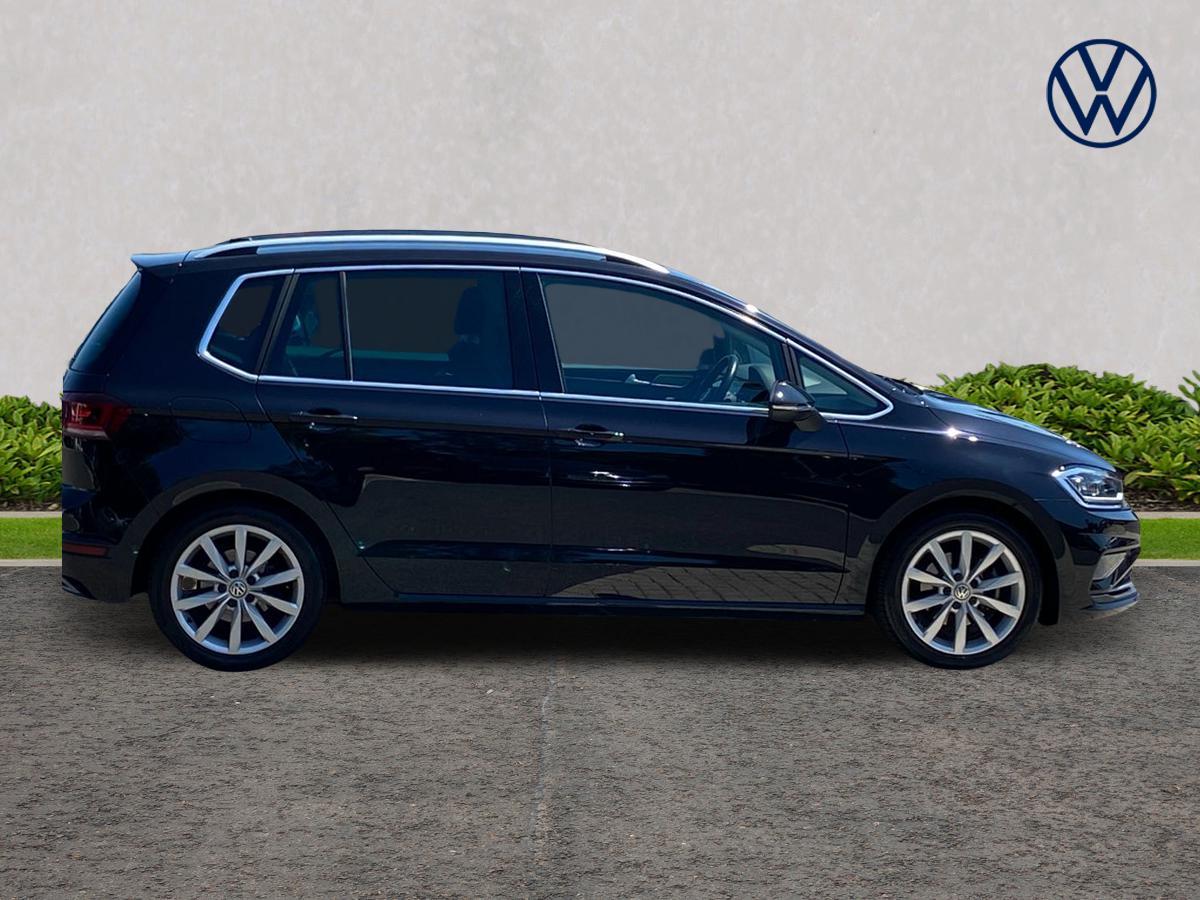 Main listing image - Volkswagen Golf SV