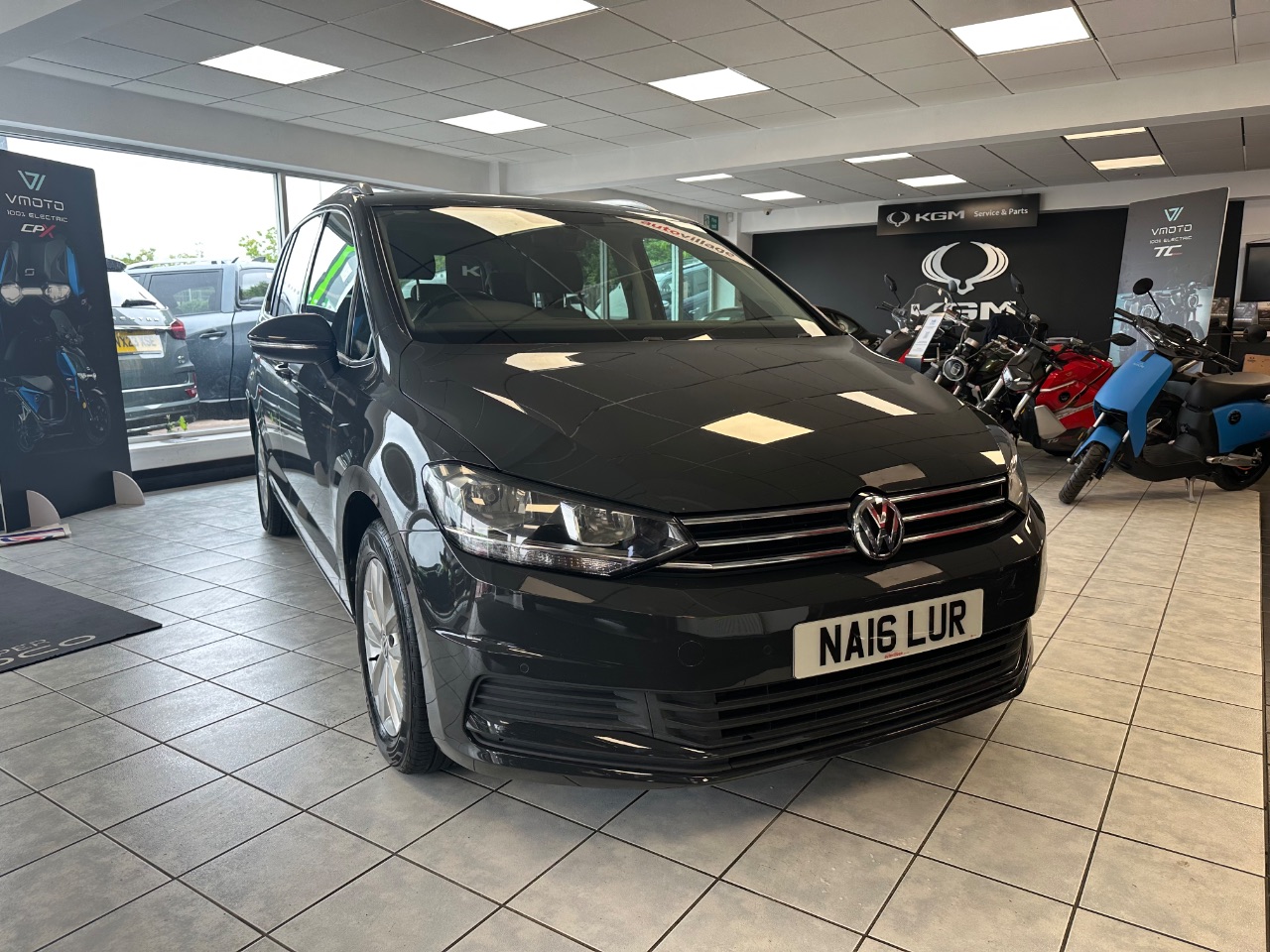 Main listing image - Volkswagen Touran