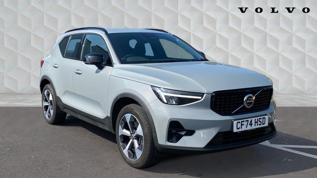 2025 VOLVO XC40